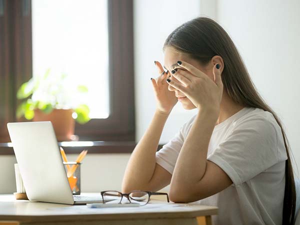 Kebiasaan Sehat untuk Menghindari Mata Kering Saat Bekerja di Depan Layar